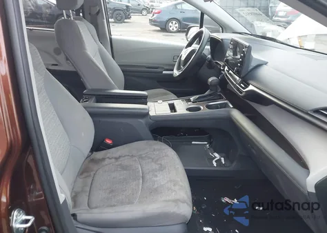 2021 Toyota Sienna Le z USA, uszkodzony, nr VIN 5TDKRKEC4MS020364